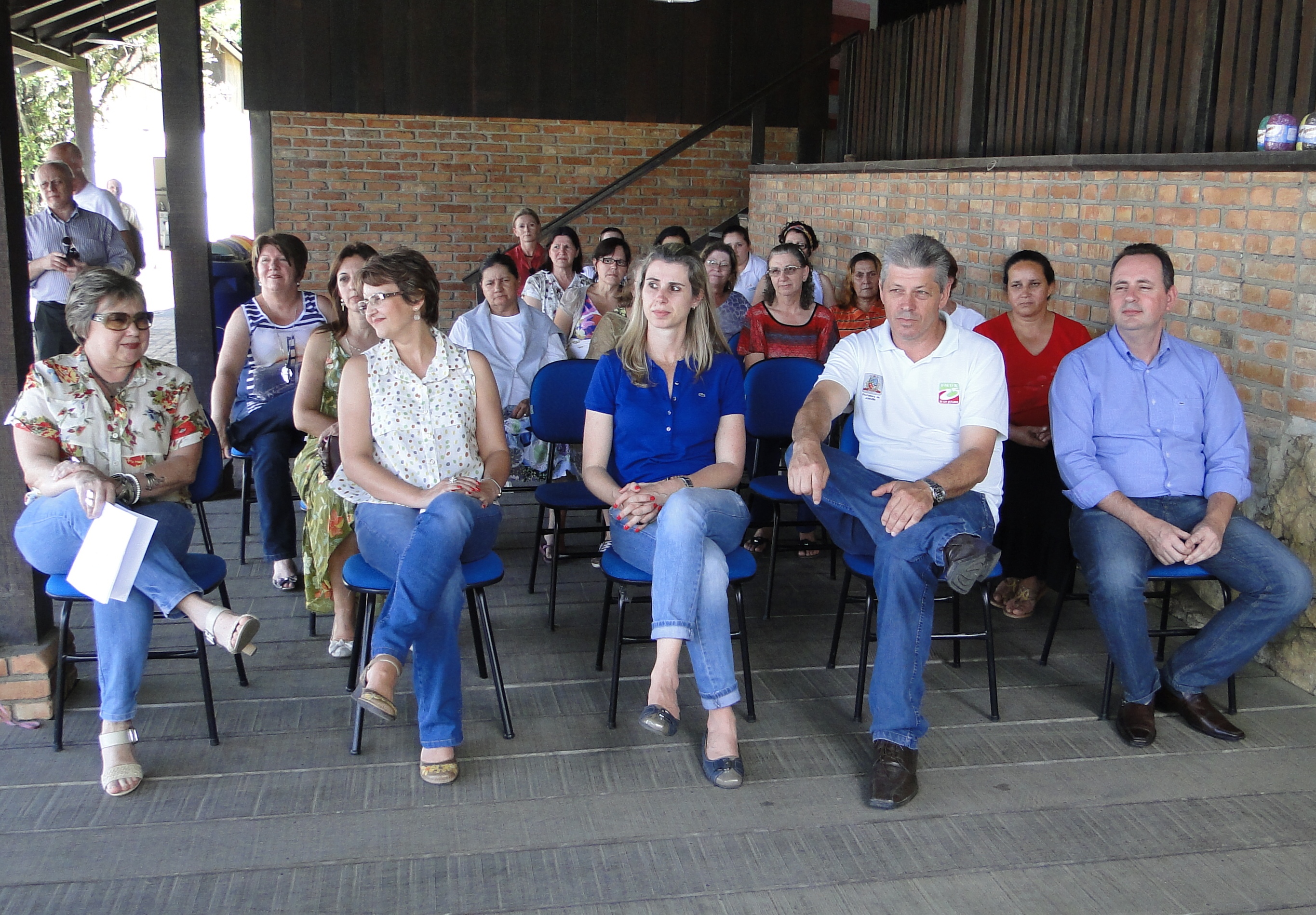 Público participante - artesãs, autoridades e convidados