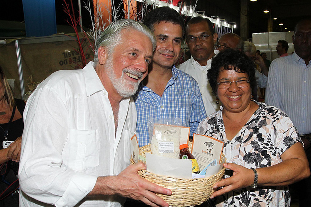Entrega_cesta_governador