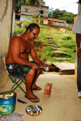 Arte reciclagem    cortando a latinha display