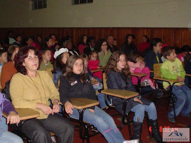 2006.06.04.criança no teatro. display