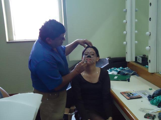 Maquiando atriz de teatro. display