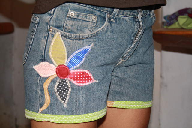 Short bordadoyaya display