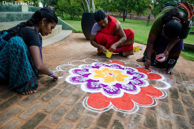 India mulheres fazendo rangoli display