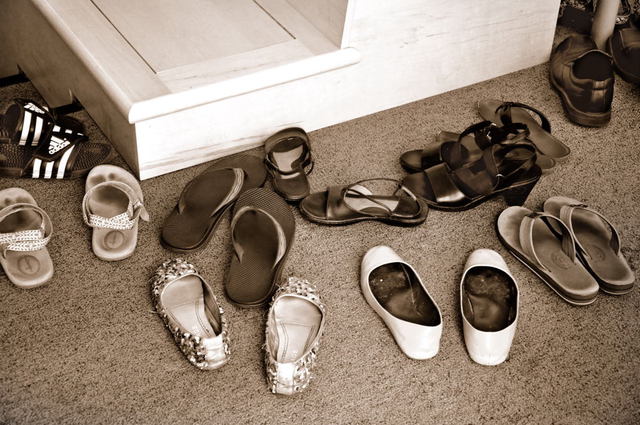 Please remove your shoes display