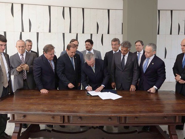 Temer assina display